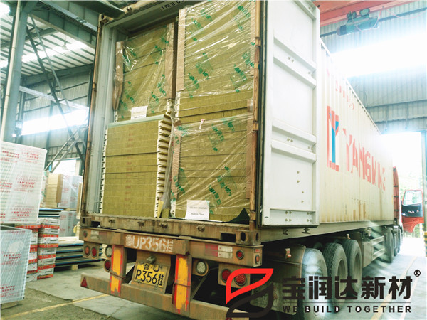 寶潤達(dá)聚氨酯封邊巖棉板發(fā)貨現(xiàn)場(chǎng)