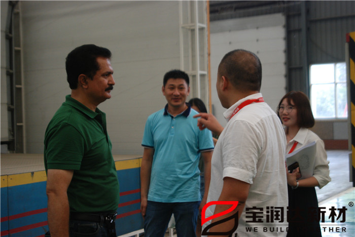 巴基斯坦客戶來廠寶潤達(dá)聚氨酯夾芯板合作