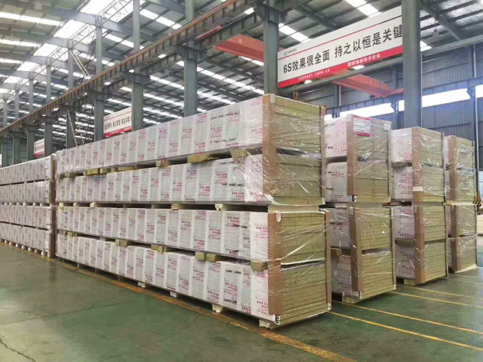 聚氨酯封邊巖棉夾芯板的價(jià)格為什么比普通巖棉復(fù)合板高？