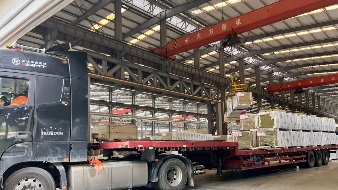 口碑爆棚！23000平熱壓企口鋁板保溫一體板火熱打包裝車發(fā)出！