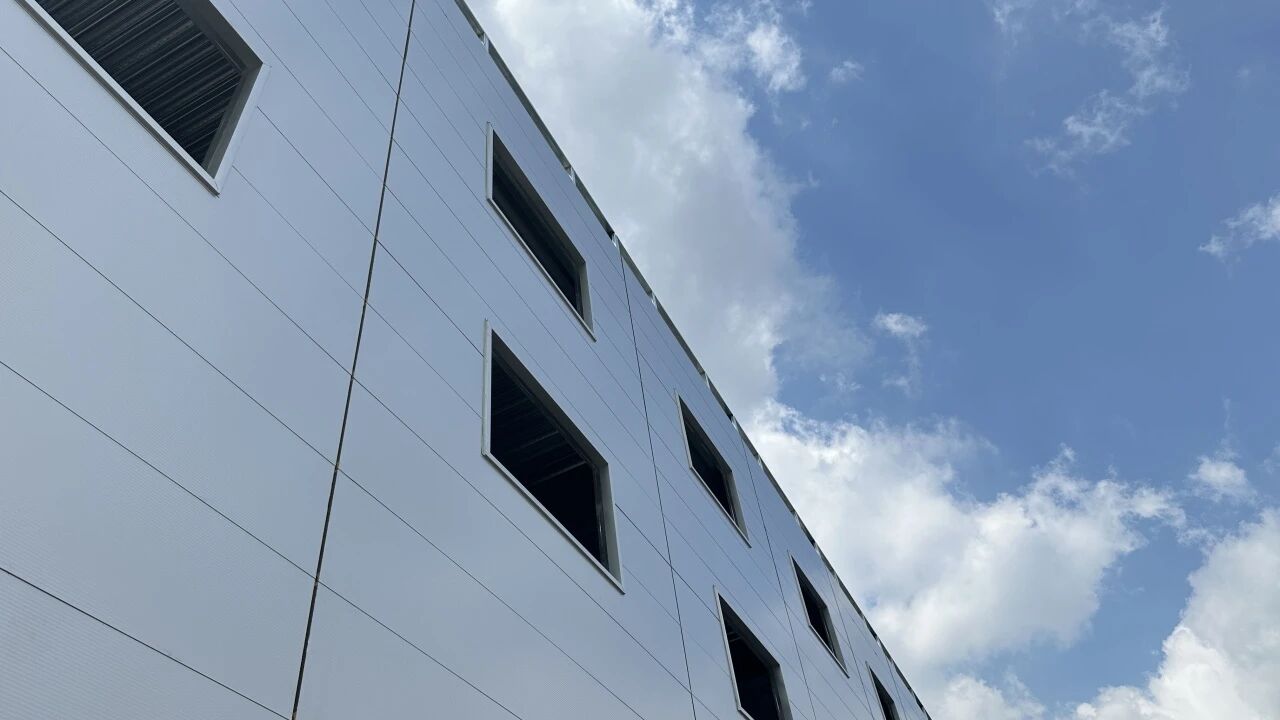 寶潤(rùn)達(dá)聚氨酯封邊巖棉板——為工業(yè)外墻注入“長(zhǎng)壽基因”