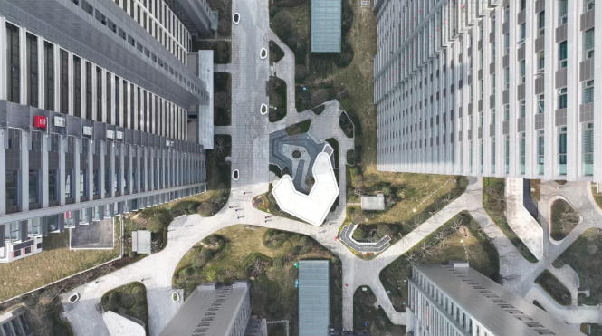 40℃+熱浪“烤”驗(yàn)建筑！“清涼鎧甲”正成為高溫城市的救命科技！