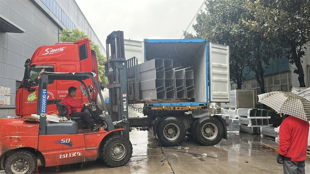 風(fēng)雨無(wú)阻！寶潤(rùn)達(dá)車間“鐵軍”迎戰(zhàn)連綿秋雨，護(hù)航日本客戶準(zhǔn)時(shí)交付！