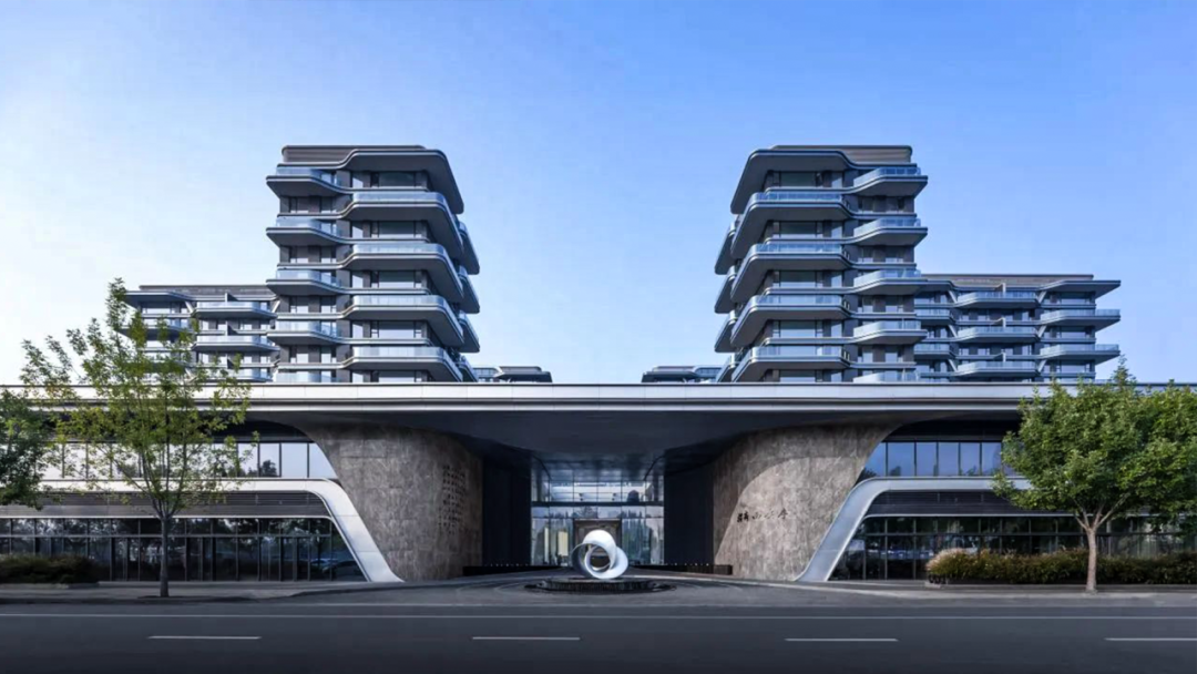 當(dāng)銀灰鋁板遇見(jiàn)西安天際線！寶潤(rùn)達(dá)科技幕墻如何讓建筑擁有「超流體美學(xué)」？