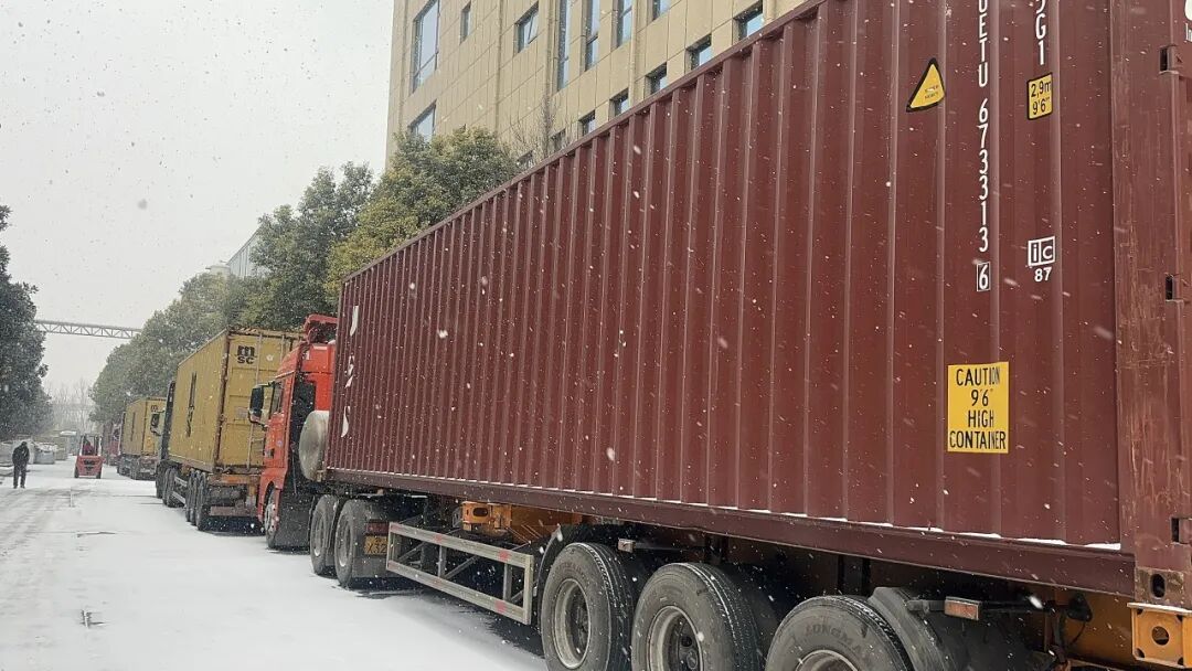 大雪中的發(fā)貨現(xiàn)場(chǎng)｜寒潮下，寶潤(rùn)達(dá)10000㎡鋼構(gòu)墻板+頂板整裝發(fā)往斯里蘭卡